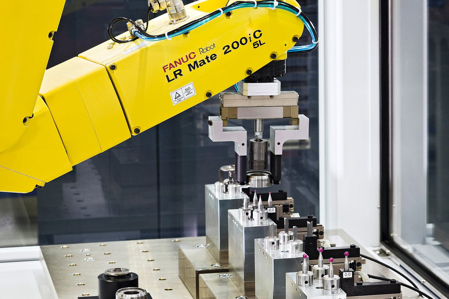 Blum-Novotest Flexibles Mess- und Automatisierungskonzept BMK5 - Teilehandling mit 6-Achs-Roboter