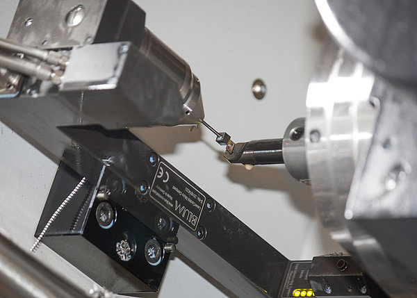 Mit dem vielseitigen System BLUM LaserControl NT-H 3D für Dreh- und Fräswerkzeuge können nicht-rotierende Werkzeuge tastend gemessen werden.