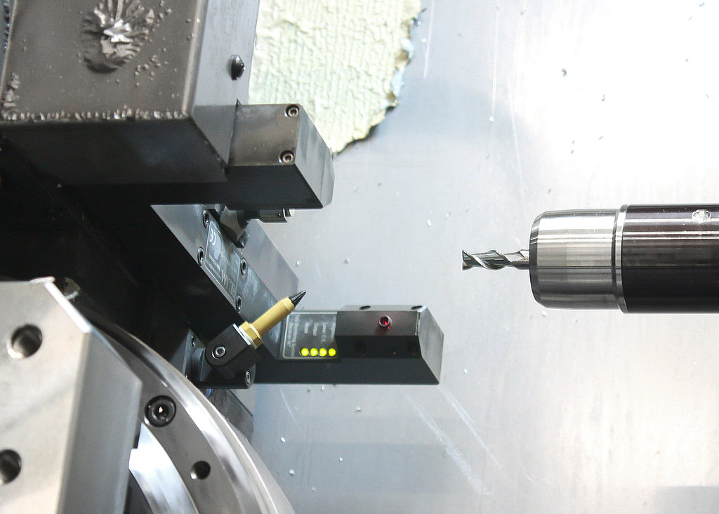 The LaserControl NT-H laser measuring system measures tools in the horizontal machining centre