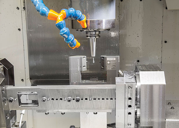 Auf einer weiteren Maschine setzt Stoffel ein Lasermesssystem von BLUM zur Temperaturkompensation in der Y- und Z-Achse sowie zur automatisierten Werkzeugmessung ein