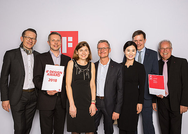 Mit großer Freude nahm das Büro für Gestaltung EINMALEINS und Blum-Novotest den iF DESIGN AWARD entgegen.