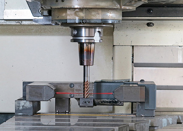 Die Werkzeugdaten werden mit dem BLUM Lasermesssystem Micro Compact NT erfasst und kompensiert
