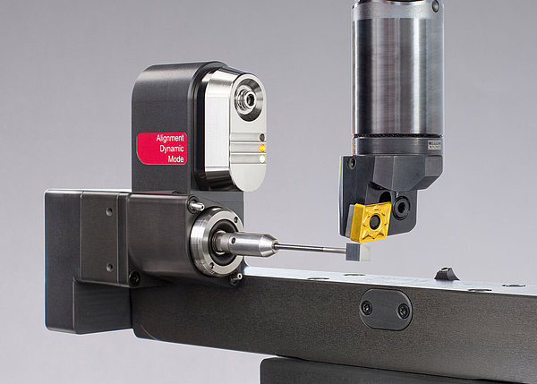 BLUM präsentiert mit dem LC52-DIGILOG ein kompaktes Hybrid-Lasermesssystem speziell für Kombinationsmaschinen Drehen/Fräsen. Rotierende Werkzeuge werden per Laser, nicht rotierende mit dem adaptierten Messtaster gemessen. Hybrid-Lasermesssystem LC52-DIGILOG zur Werkzeugvermessung in Dreh-Fräszentren von BLUM.