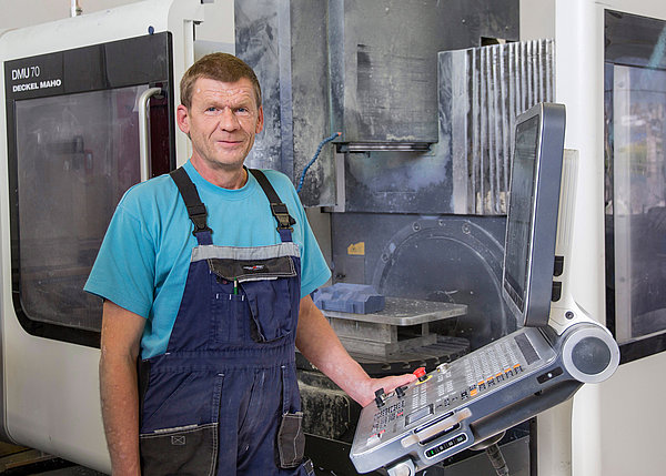 Fertigungsleiter Johann Pucher ist mit der Messsoftware FormControl von Blum-Novotest sichtlich zufrieden Fertigungsleiter Johann Pucher ist mit der Messsoftware FormControl von Blum-Novotest sichtlich zufrieden