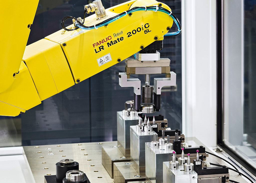 Blum-Novotest Flexibles Mess- und Automatisierungskonzept BMK5 - Teilehandling mit 6-Achs-Roboter