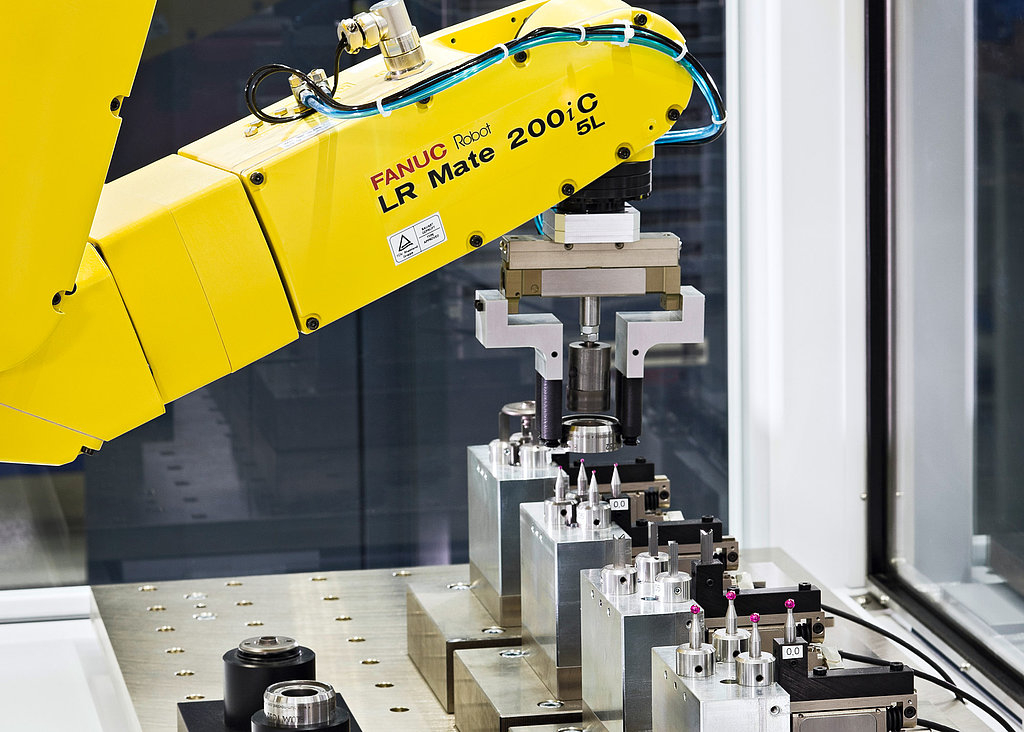 Blum-Novotest flexible measuring and automation concept - Component handling by 6-axis robot Blum-Novotest BMK5 flexible measuring and automation concept - Component handling by 6-axis robot