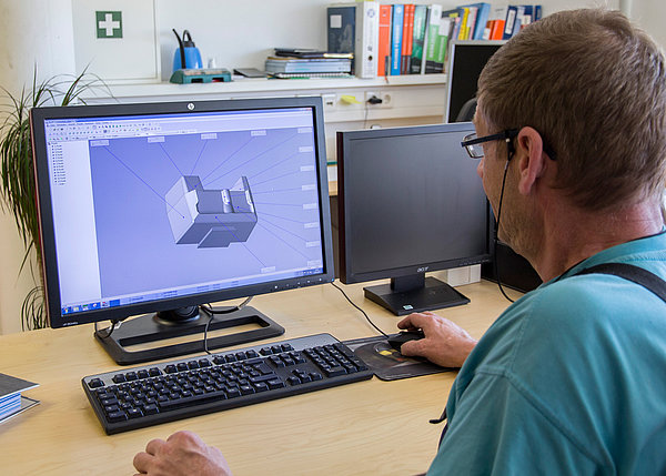 Mit Hilfe der BLUM-Software FormControl erstellt Johann Pucher einfach per Mausklick Messprogramme, die von der Maschine abgearbeitet werden Mit Hilfe der BLUM-Software FormControl erstellt Johann Pucher einfach per Mausklick Messprogramme, die von der Maschine abgearbeitet werden