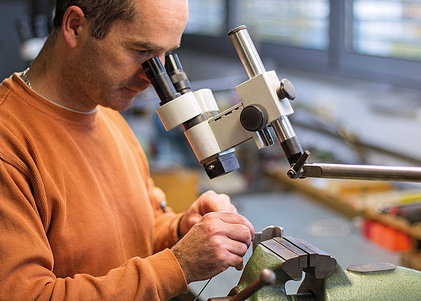 Ein am Schraubstock montiertes Mikroskop – bei Stoffel findet man noch die interessante Mischung aus modernster CNC-Fertigung und echtem Handwerk