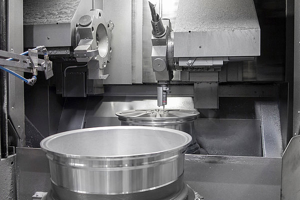 Für die Drehbearbeitung der Gussräder nutzt die BBS GmbH im Stammwerk in Schiltach die hochpräzisen Messtaster TC62 T von Blum-Novotest. Für die Drehbearbeitung der Gussräder nutzt die BBS GmbH im Stammwerk in Schiltach die hochpräzisen Messtaster TC62 T von Blum-Novotest.