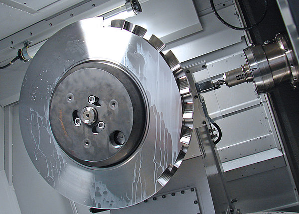 In der Bliskfertigung von MTU Aero Engines werden Lasermesssysteme von BLUM zur Werkzeugeinstellung und -überwachung eingesetzt