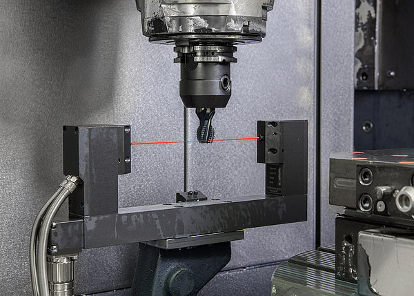 Vom 0,5mm-Kugelfräser bis zum 63mm-Sägeblatt – bei Stryker wird jedes Werkzeug mit Hilfe des BLUM-Lasermesssystems gemessen