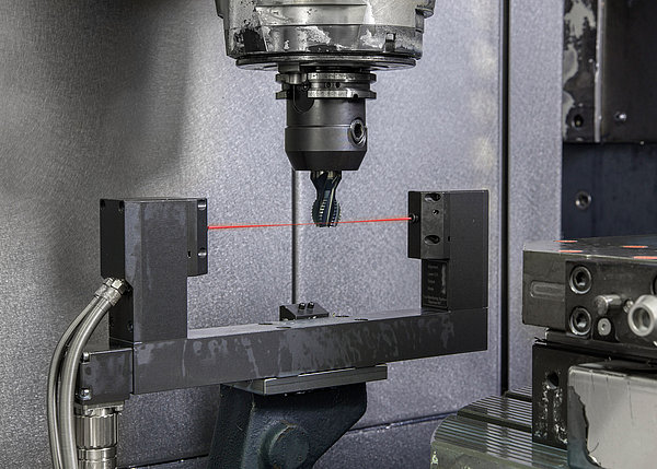 Vom 0,5mm-Kugelfräser bis zum 63mm-Sägeblatt – bei Stryker wird jedes Werkzeug mit Hilfe des BLUM-Lasermesssystems gemessen Vom 0,5mm-Kugelfräser bis zum 63mm-Sägeblatt – bei Stryker wird jedes Werkzeug mit Hilfe des BLUM-Lasermesssystems gemessen