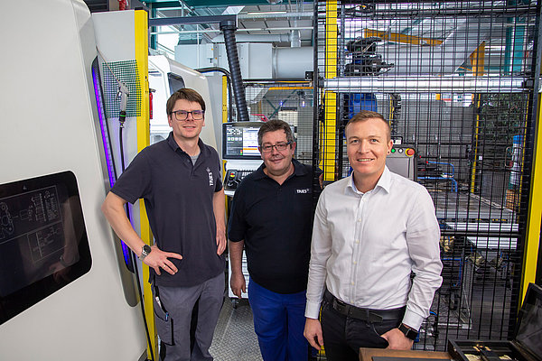 Matthias Bachhofer, Technischer Leiter Produktion, Ivan Rados, Maschinenbediener bei Tries und Erhard Strobel, Vertriebstechniker von Blum-Novotest vor einem vollautomatisierten Millturn-Bearbeitungszentrum. Matthias Bachhofer, Technischer Leiter Produktion, Ivan Rados, Maschinenbediener bei Tries und Erhard Strobel, Vertriebstechniker von Blum-Novotest.