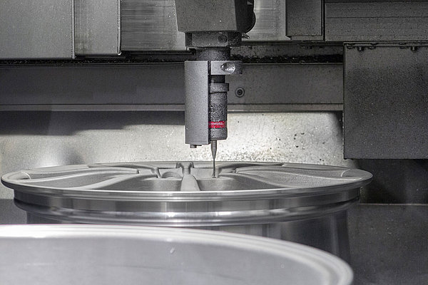 Die optimale Lösung für BBS: Der kompakte Messtaster BLUM TC62 T und ein Schwingungsdämpfer zwischen Revolver und Messtaster. Der kompakte Messtaster BLUM TC62 T und ein Schwingungsdämpfer zwischen Revolver und Messtaster.