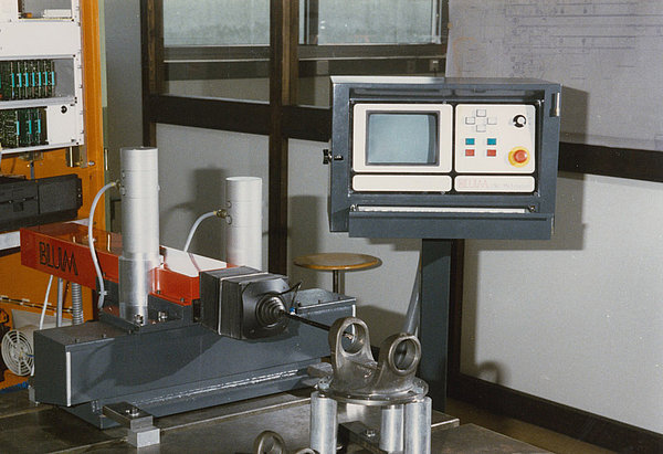 BLUM stellte 1983 die erste 2D Messmaschine vor. Eine ganze Reihe weiterer Messmaschinen mit der eigenen NC-Steuerung folgten, welche bis heute vornehmlich in der Automobilindustrie eingesetzt werden.