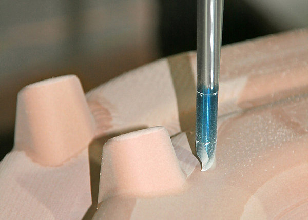 Komplizierte Formen aus speziellem Kunststoff werden bei Sammer zerspant und in der Maschine gemessen Komplizierte Formen aus speziellem Kunststoff werden bei Sammer zerspant und in der Maschine gemessen