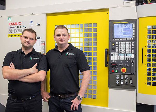 Waldemar und Alexander Disterhoft vor einem der automatisierten Fanuc-Bearbeitungszentren der Firma Häberle.