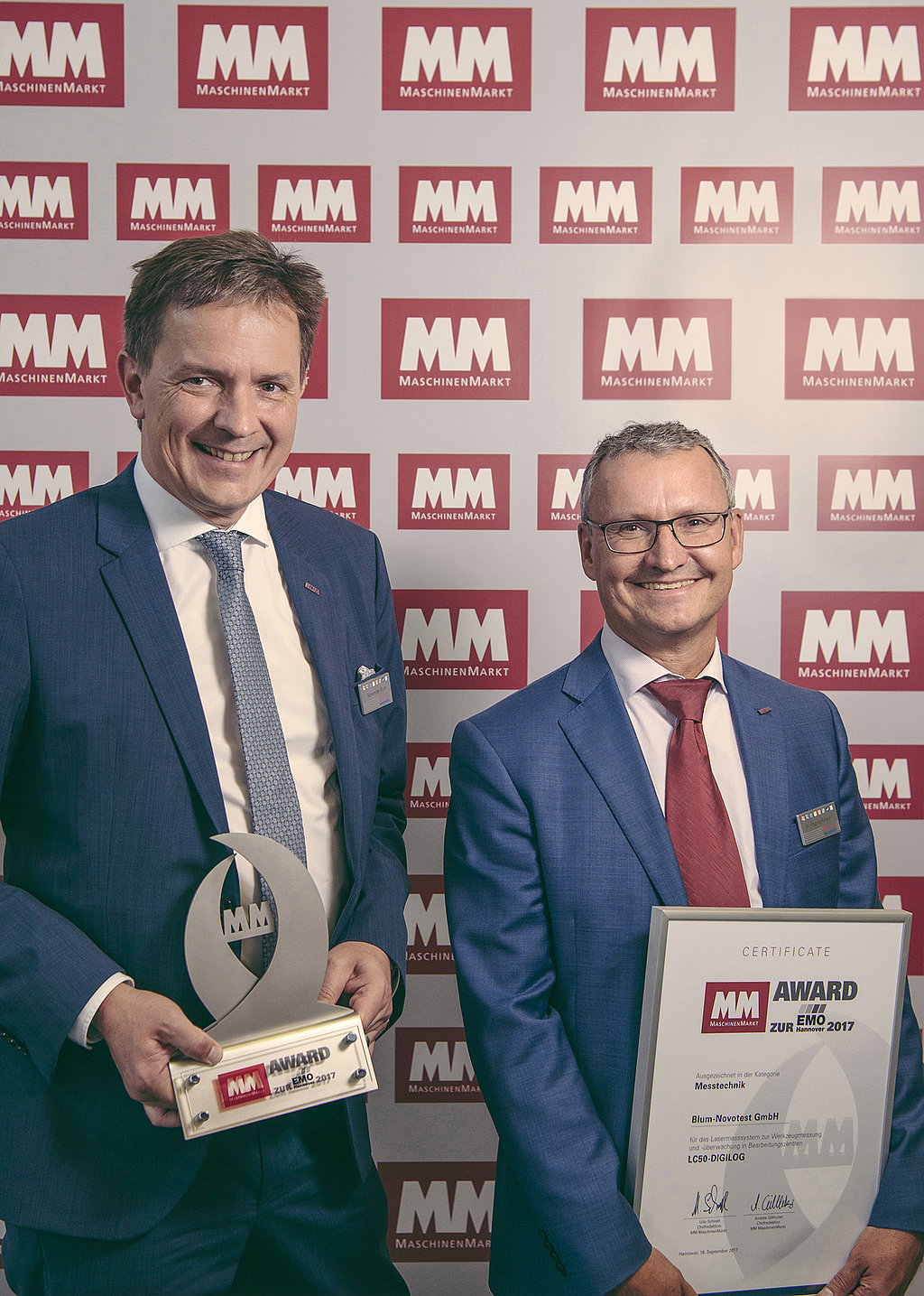 Blum-Novotest gewinnt Innovationspreis MM Award auf der EMO 2017 Hannover. Links Alexander Blum, Geschäftsführer, daneben Wolfgang Reiser, technischer Leiter. Alexander Blum präsentiert den Innovationspreis MM Award auf der EMO 2017 Hannover