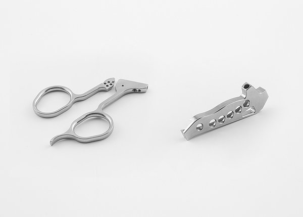 Typical medical technology parts from Präzisionstechnik Disterhoft production: On the left a grip for hysteroscopy, and on the right a grip for an aiming device for cruciate ligament operations.