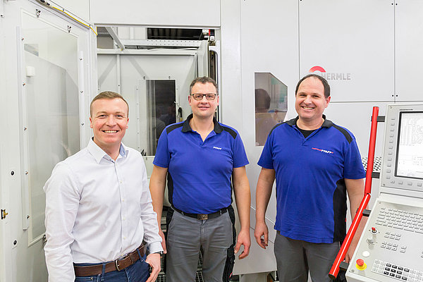 Erhard Strobel, sales engineer at Blum-Novotest, Wolfgang Hengge and Stephan Baldauf from Pfaff in front of a fully automated machining centre.