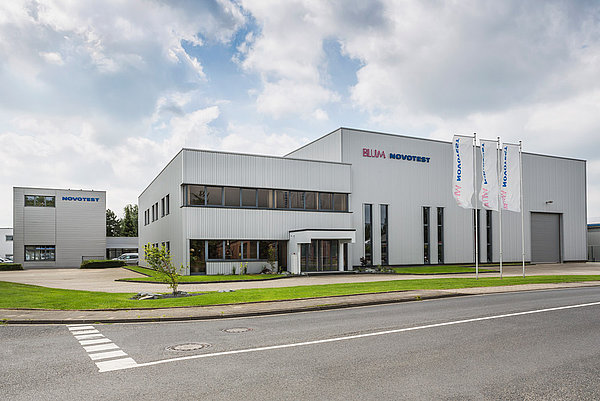 1994 kam die Willicher Firma Novotest, ein Hersteller von Prüfständen, zum Unternehmen dazu – Blum-Novotest war geboren. 1994 kam die Willicher Firma Novotest, ein Hersteller von Prüfständen, zum Unternehmen dazu – Blum-Novotest war geboren.