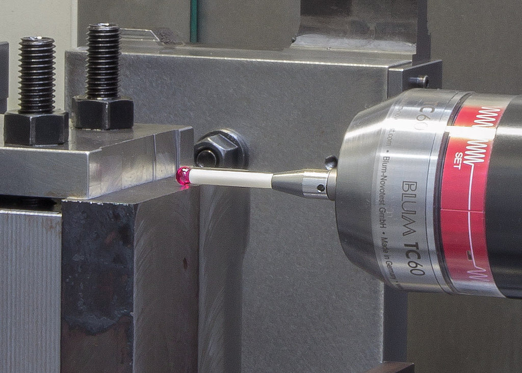 Mit Messtaster von Blum-Novotest sind Messgeschwindigkeiten von bis zu 3m/min möglich Mit Messtaster von Blum-Novotest sind Messgeschwindigkeiten von bis zu 3m/min möglich