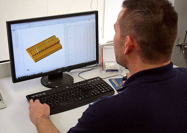 With the help of BLUM FormControl software, Ralph Bauer creates the measuring programmes that are processed by the machine
