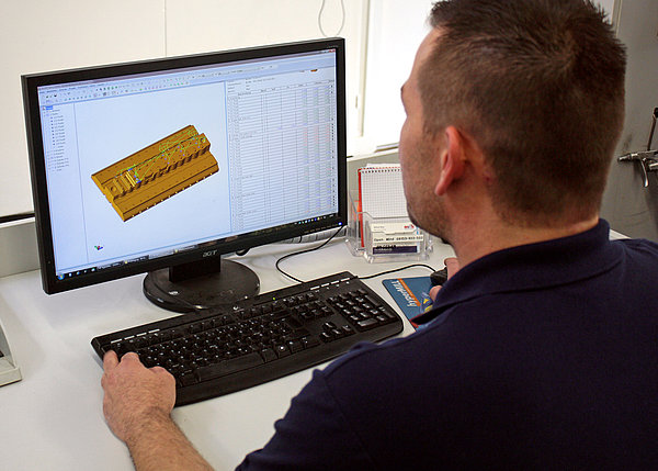 Mit Hilfe der BLUM-Software FormControl erstellt Ralph Bauer die Messprogramme, die von der Maschine abgearbeitet werden