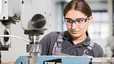 Auszubildender Zerspanungsmechaniker für Fräs- und Drehtechnik