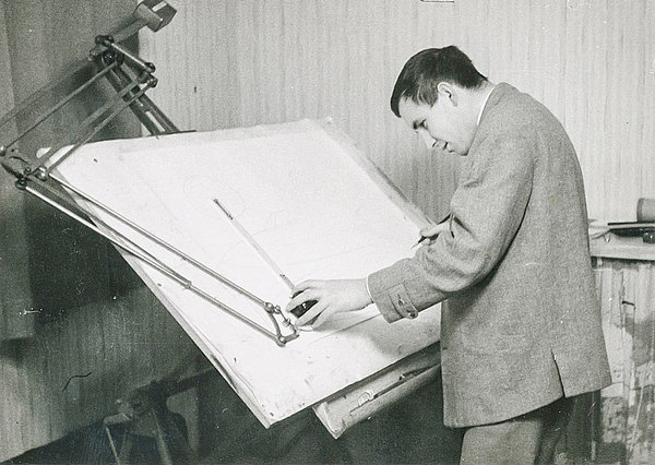 Günter Blum gründet das Unternehmen als Ingenieurbüro für die Werkzeugmaschinenindustrie am 1. Juni 1968. Günter Blum gründet das Unternehmen als Ingenieurbüro für die Werkzeugmaschinenindustrie am 1. Juni 1968.