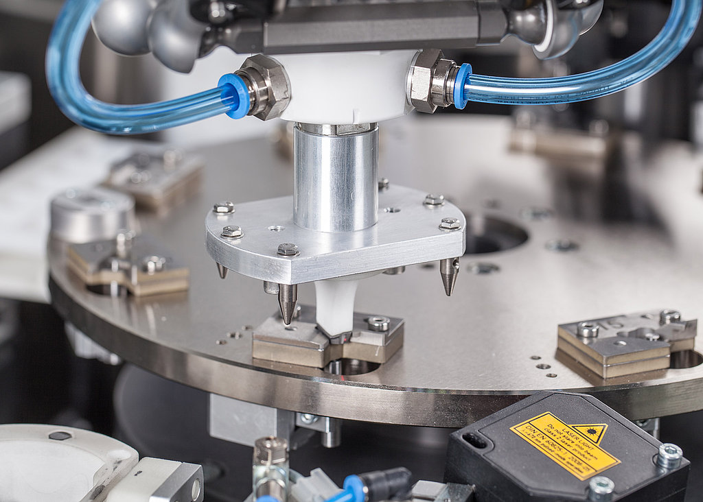 Blum-Novotest flexible measuring and automation concept - Component handling by 4-axis high-speed robot with vacuum gripper Blum-Novotest flexible measuring and automation concept - Component handling by 4-axis high-speed robot with vacuum gripper