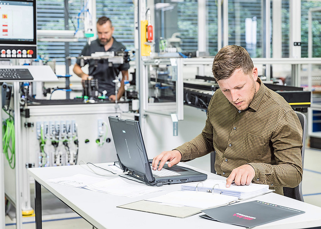 Blum-Novotest bietet Bachelor- oder Masterarbeiten in unterschiedlichen Bereichen an.