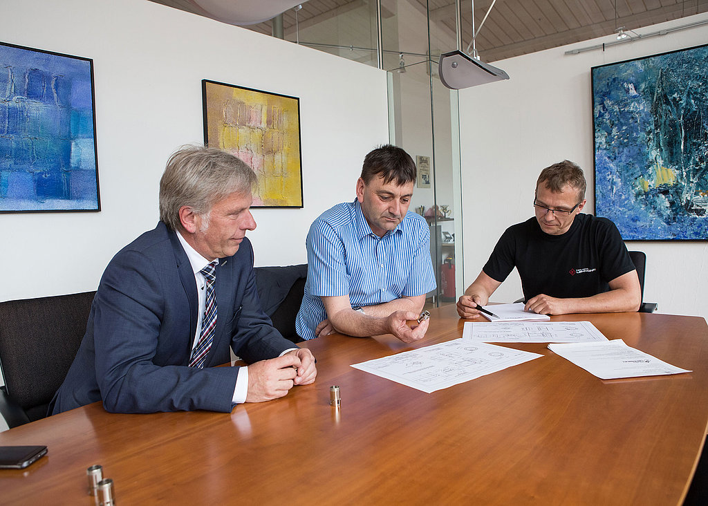 Timo Lehmann und Mitarbeiter in Diskussion