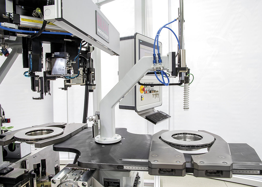 Blum Novotest Mehrstellenmessmaschine für scheibenförmige Bauteile mit Schwenklader