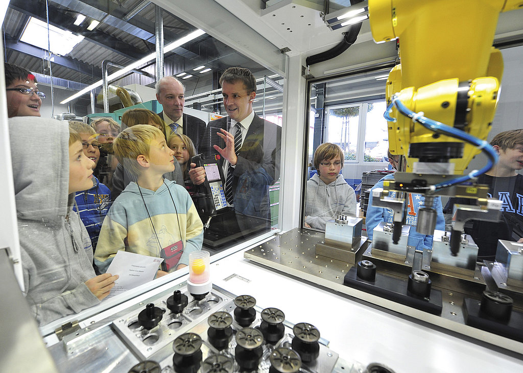 Die Schüler profiieren von der Bildungspartnerschaft zwischen dem Spohn Gymnasium und Blum-Novotest.