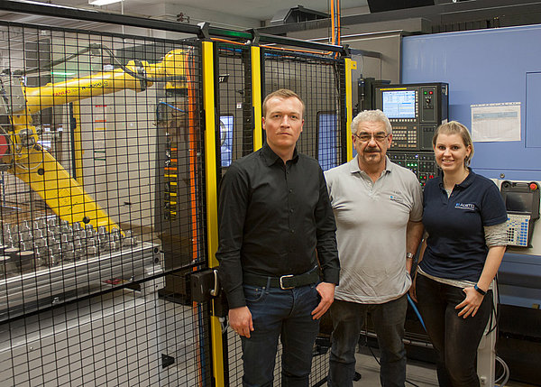 Erhard Strobel (links), Vertriebstechniker von BLUM mit ALSTO Geschäftsführer Alexander Alber und Tochter Julia Alber.