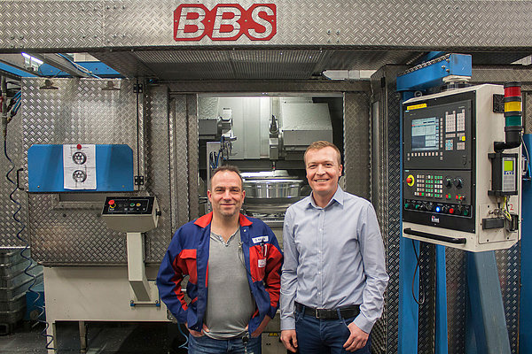 Oliver Kalmbach, Mitarbeiter Betriebsmittelbeschaffung bei BBS (links) und Erhard Strobel, Vertriebstechniker von BLUM (rechts) vor der Horizontaldrehmaschine mit BLUM Messtaster.