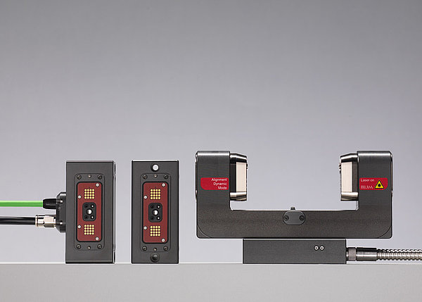 The compact BLUM smartDock is the standard interface for all new carrier systems. It is offered in three variants and includes, in addition to the electrical, mechanical and pneumatic connections, all necessary pneumatic valves.