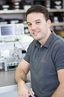 Portraitbild Sebastian Ray in der Elektronik-Entwicklung
