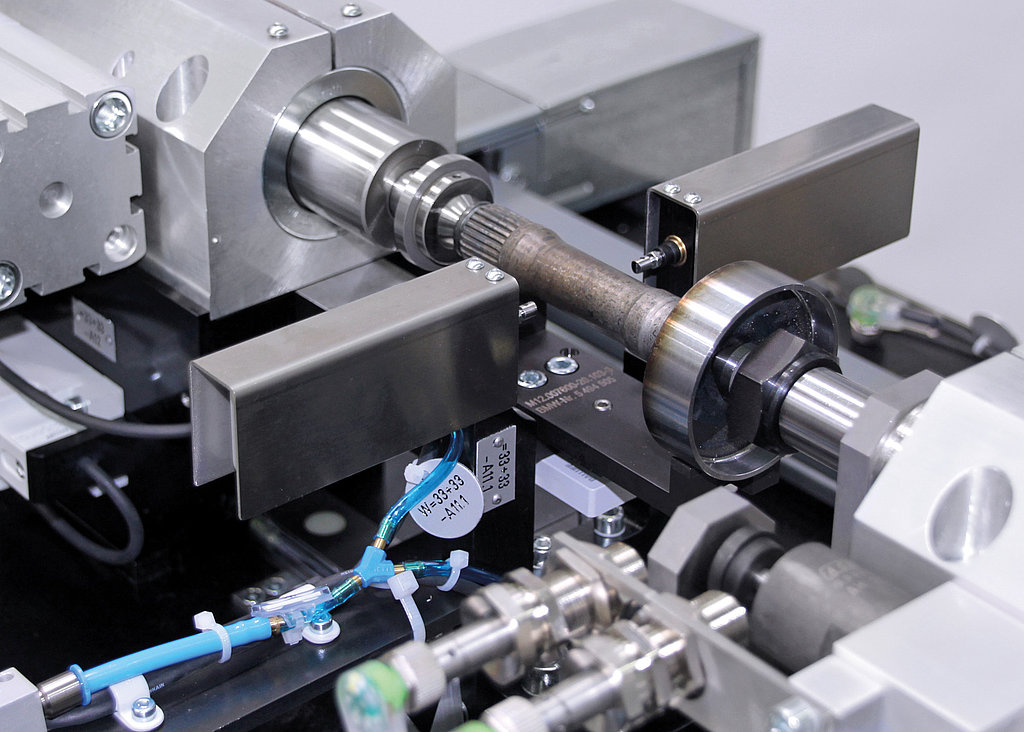Blum-Novotest multipoint measuring machine for shafts and axles - Fast, highly flexible recording of component geometry