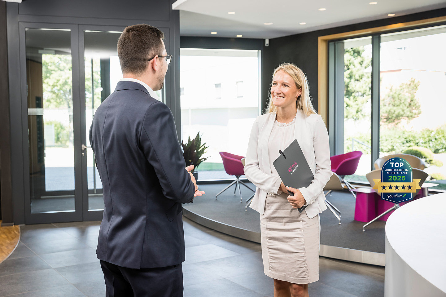 Picture of two Blum-Novotest employees in the new Customer and Employee Centre