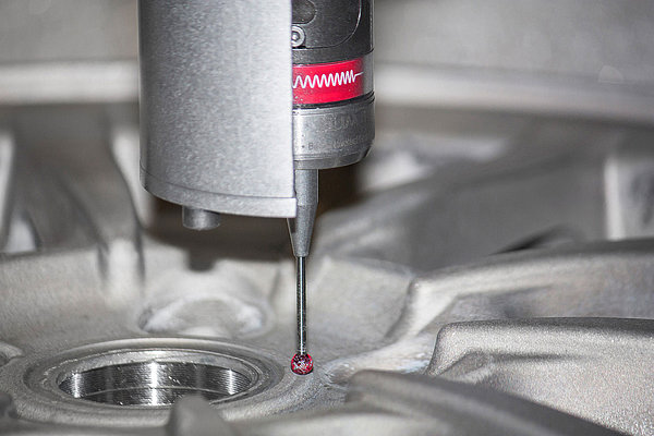 Zum Schutz vor Spänen wurde ein Schutzschild um den Messtaster montiert – dank der zuverlässigen BRC-Funktechnologie wird der Betrieb des Messtasters jedoch nicht gestört. Zum Schutz vor Spänen wurde ein Schutzschild um den Messtaster montiert – dank der zuverlässigen BRC-Funktechnologie wird der Betrieb des Messtasters jedoch nicht gestört.
