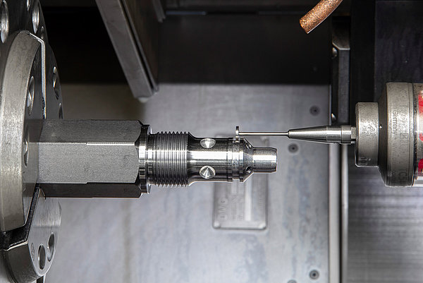 Bei sehr schmalen Einstichen kommt ein Messteller mit etwa 10 Millimeter Durchmesser für Messungen zum Einsatz. Messung von sehr schmalen Einstichen.