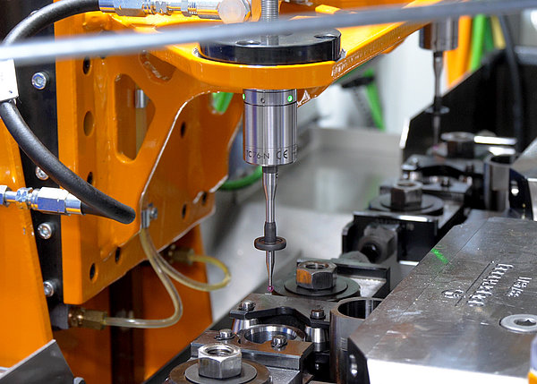 Der spezielle Tasteinsatz gehört zum Standardprogramm bei BLUM und wird zur Bauteilmessung und Positionierung eingesetzt. Werkstückmessung mit 3D Tastern von BLUM.