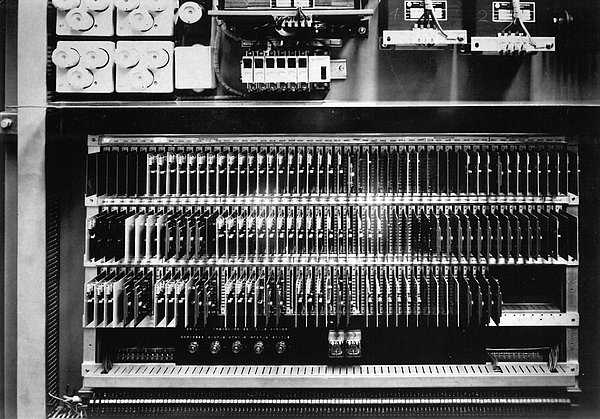 Das Ingenieurbüro entwickelte zu einer Zeit, in der andere noch auf Schütztechnik setzten, bereits eigene halbleiterbasierte Anpasssteuerungen für Werkzeugmaschinen. Das Ingenieurbüro entwickelte eigene halbleiterbasierte Anpasssteuerungen für Werkzeugmaschinen.