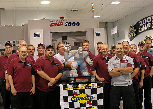 Das Fertigungsteam von „Joe Gibbs Racing“. Der Rennstall beschäftigt momentan ca. 450 Mitarbeiter.