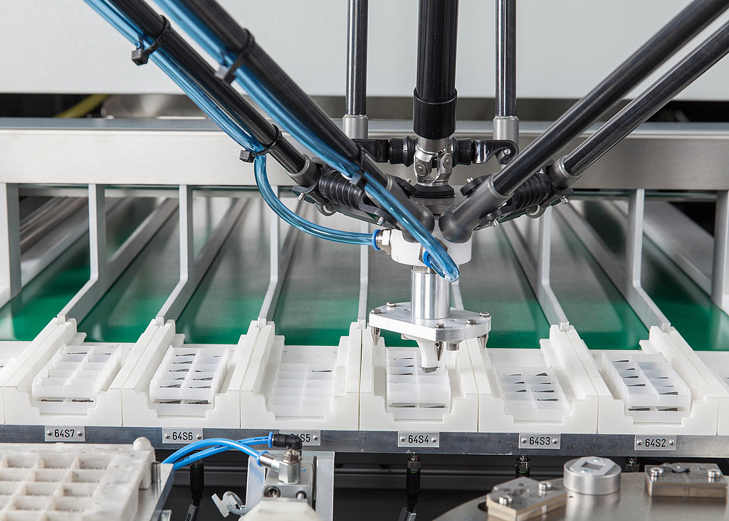 Für den Transport der Wendeschneidplatten kommt ein extrem schneller Deltaroboter mit Rapid Prototyping-Vakuumgreifer zum Einsatz Für den Transport der Wendeschneidplatten kommt ein extrem schneller Deltaroboter mit Rapid Prototyping-Vakuumgreifer zum Einsatz