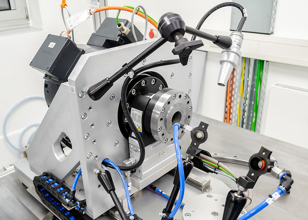 High Efficiency Prüfstand - Antriebseinheit links mit Winkelverstellung High Efficiency Prüfstand - Antriebseinheit links mit Winkelverstellung