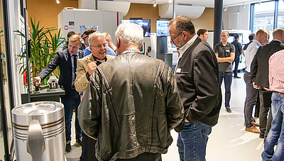 Zahlreiche Vorführungen auf den Bearbeitungszentren begeisterten die Besucher des BLUM TECH-TALK