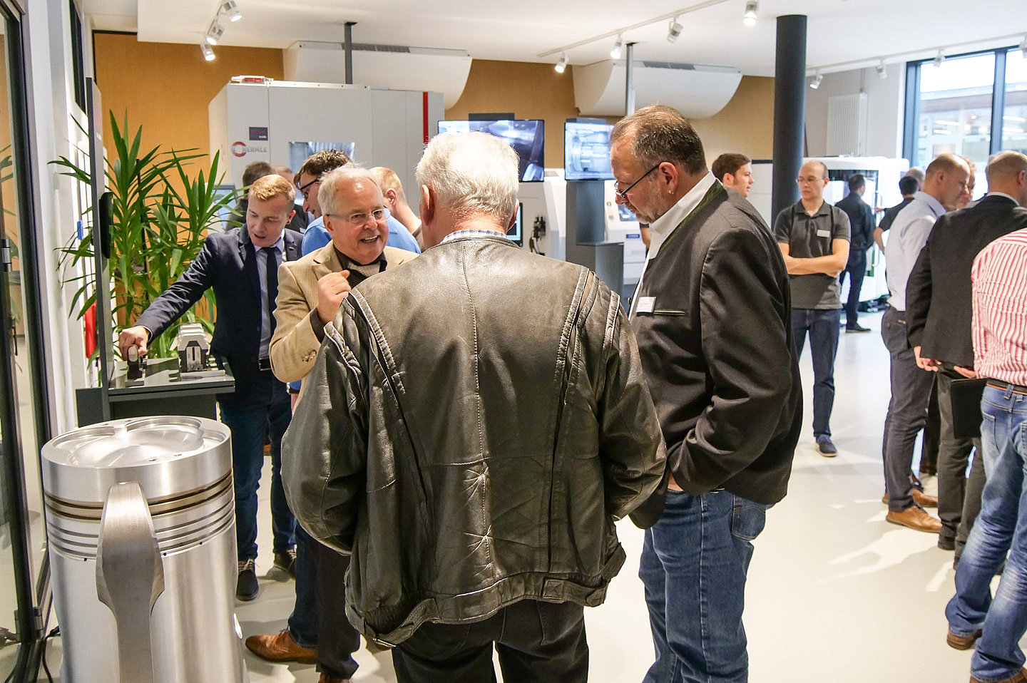 Zahlreiche Vorführungen auf den Bearbeitungszentren begeisterten die Besucher des BLUM TECH-TALK